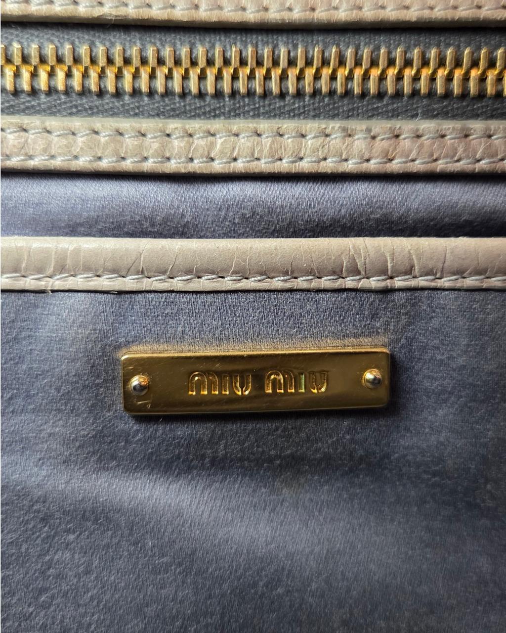 Miu Miu Crossbody Tasche Grau