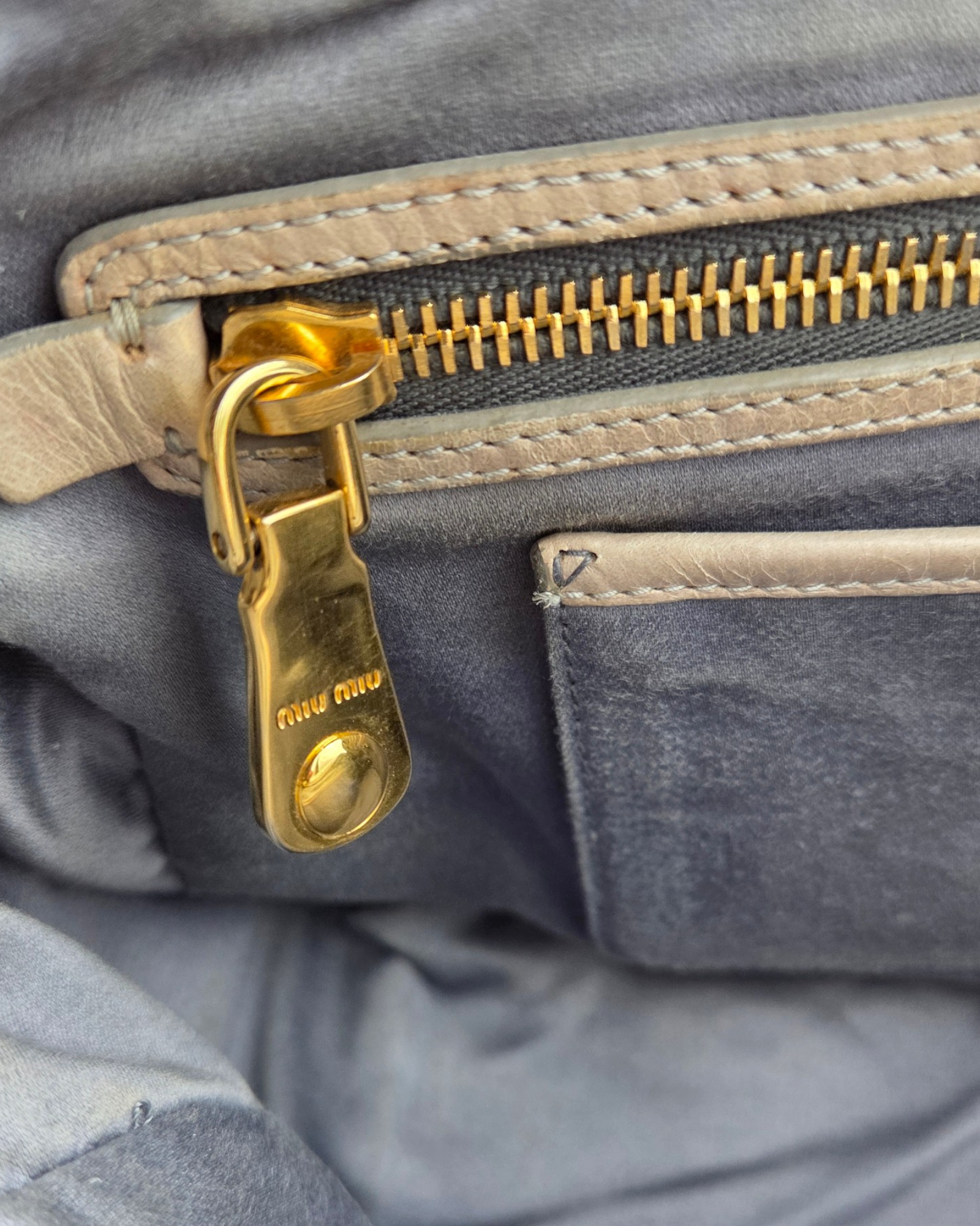 Miu Miu Crossbody Tasche Grau