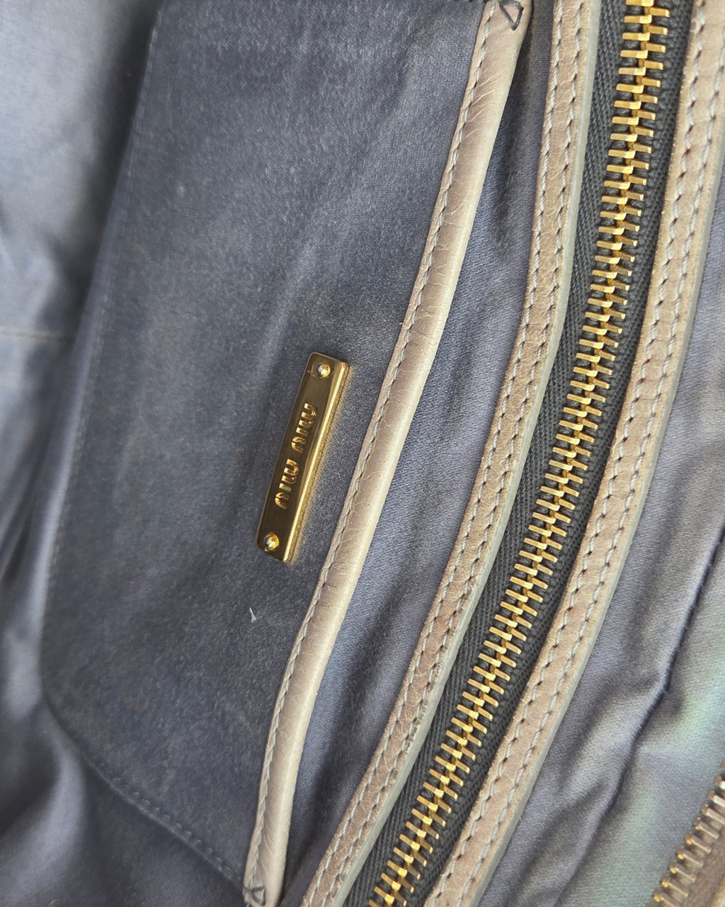 Miu Miu Crossbody Tasche Grau