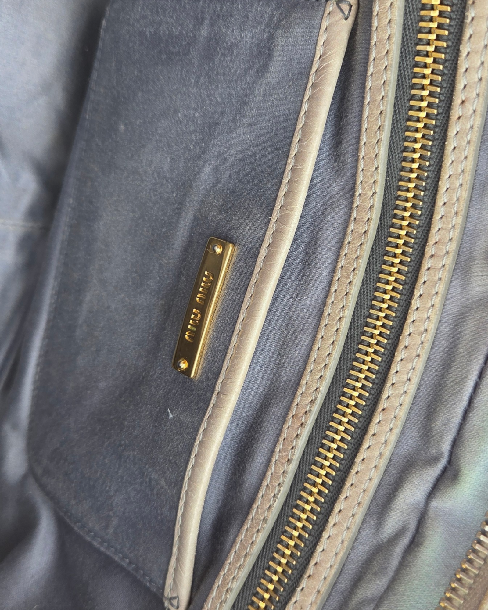 Miu Miu Crossbody Tasche Grau
